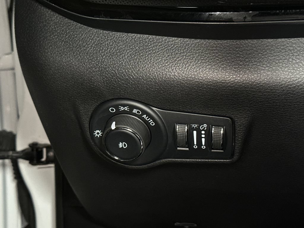 Used 2023 Jeep Compass Latitude AWD/4WD image 28