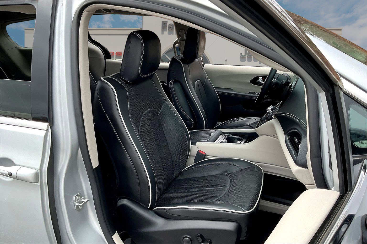 Used 2024 Chrysler Pacifica Limited image 7