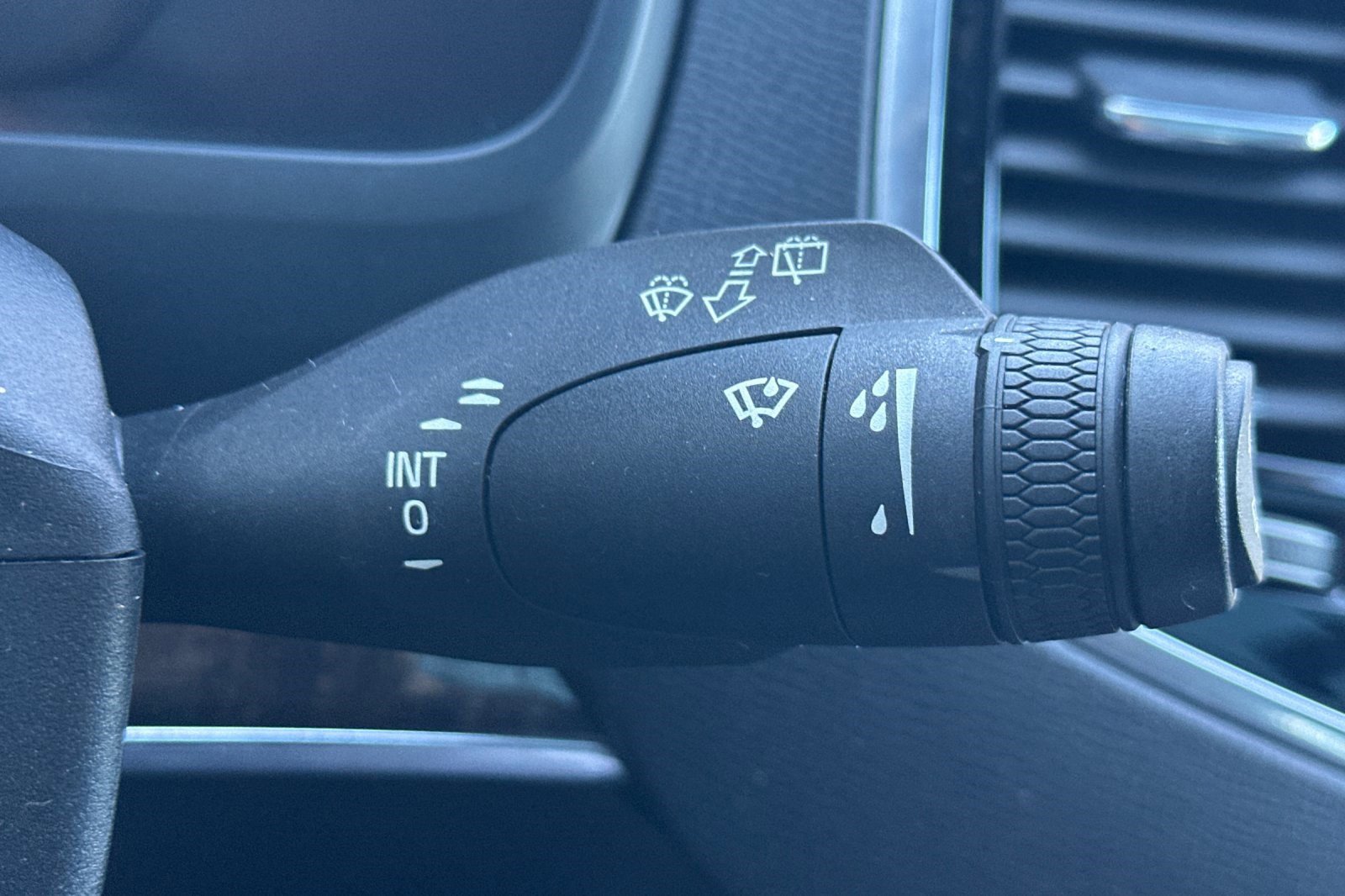 Used 2016 Volvo XC90 T6 Momentum w/ Momentum Plus Package image 35