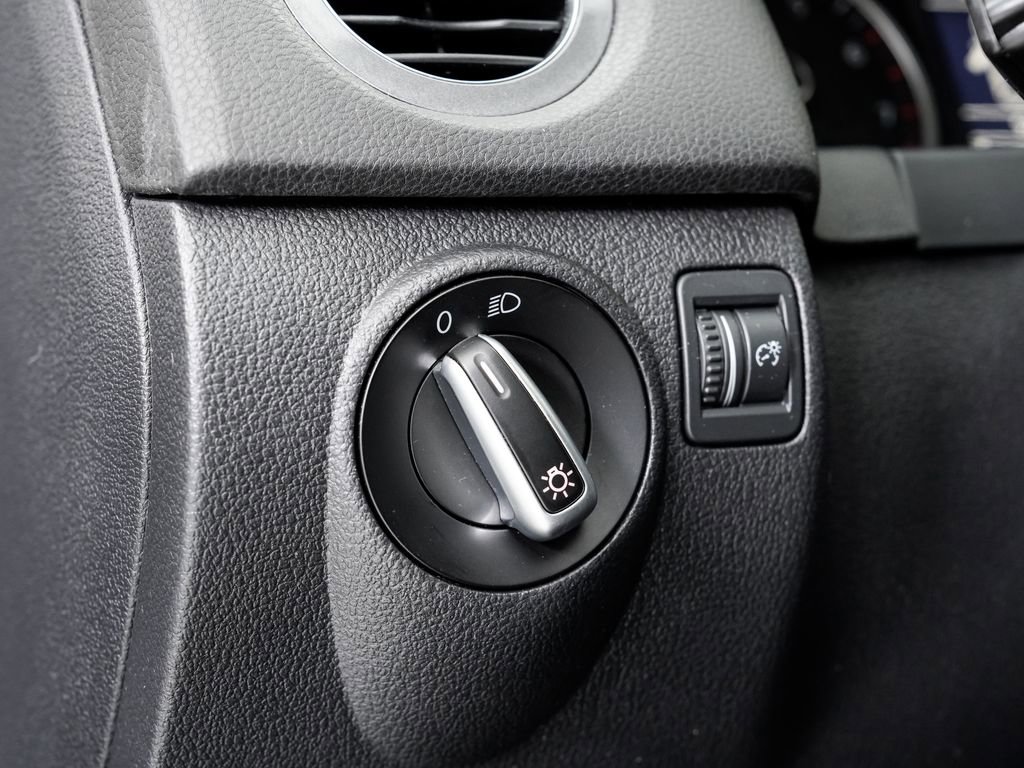 Used 2013 Volkswagen Tiguan S image 10