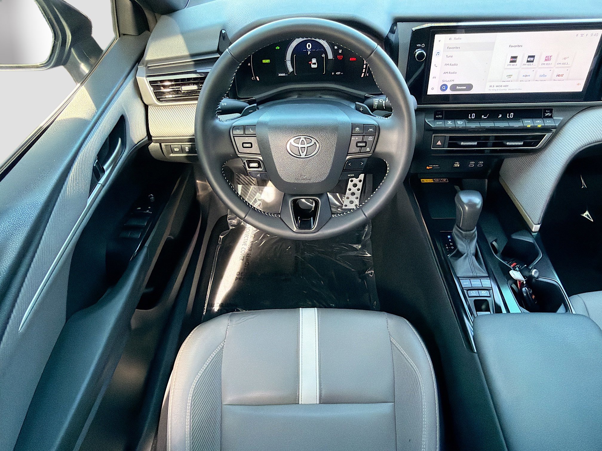 Used 2025 Toyota Camry SE w/ Multimedia Upgrade Package image 15