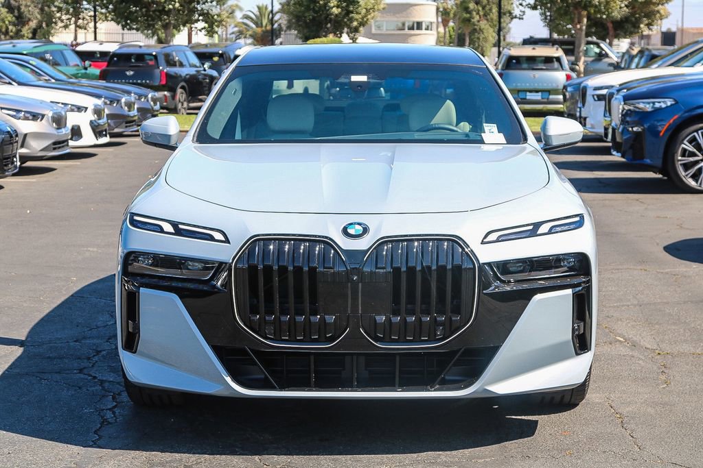 Used 2025 BMW 760i xDrive image 2
