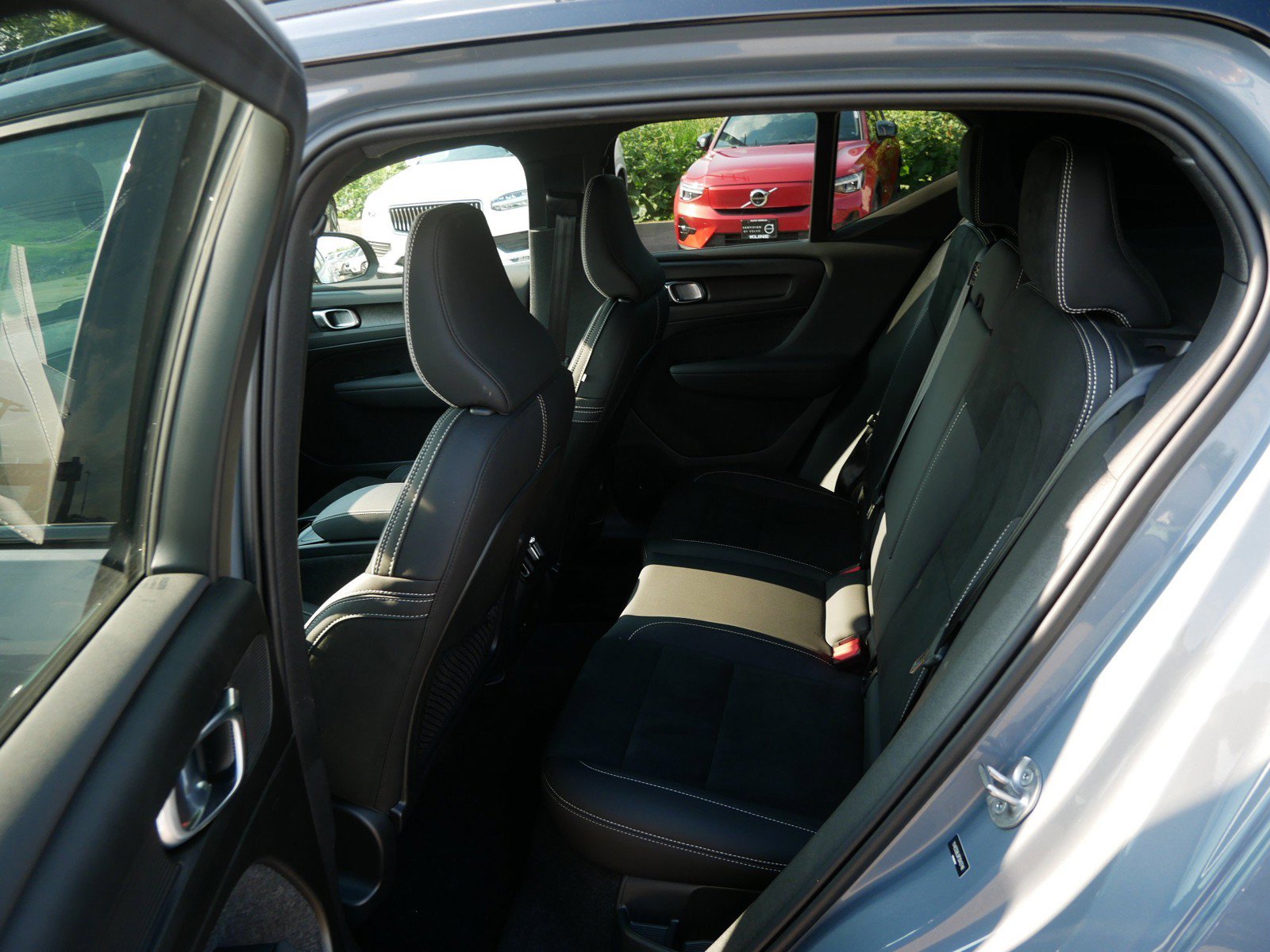 Used 2023 Volvo XC40 Recharge Plus w/ Protection Package Premier AWD/4WD image 11