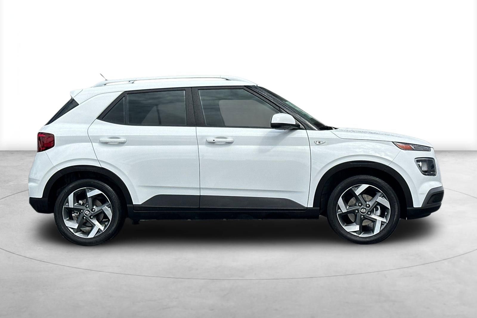 Used 2025 Hyundai Venue SEL FWD image 7
