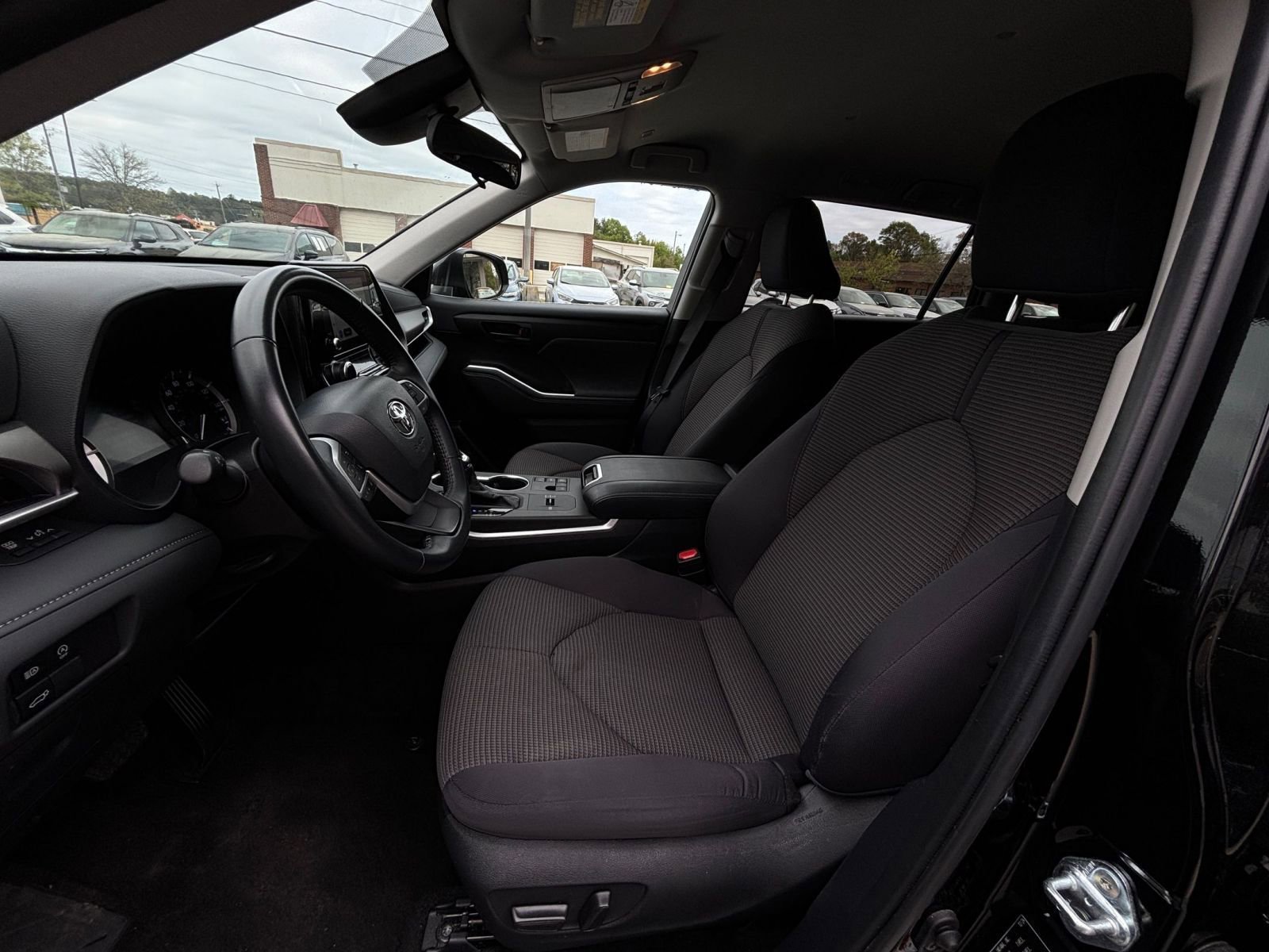 Used 2025 Toyota Highlander LE image 33