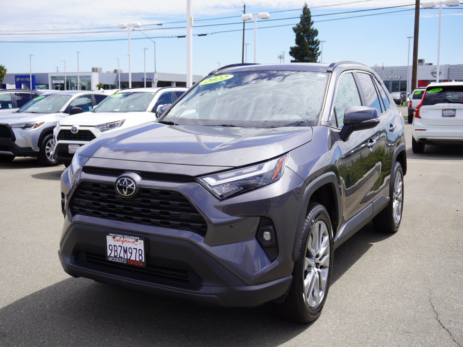 Used 2022 Toyota RAV4 XLE Premium AWD/4WD image 5
