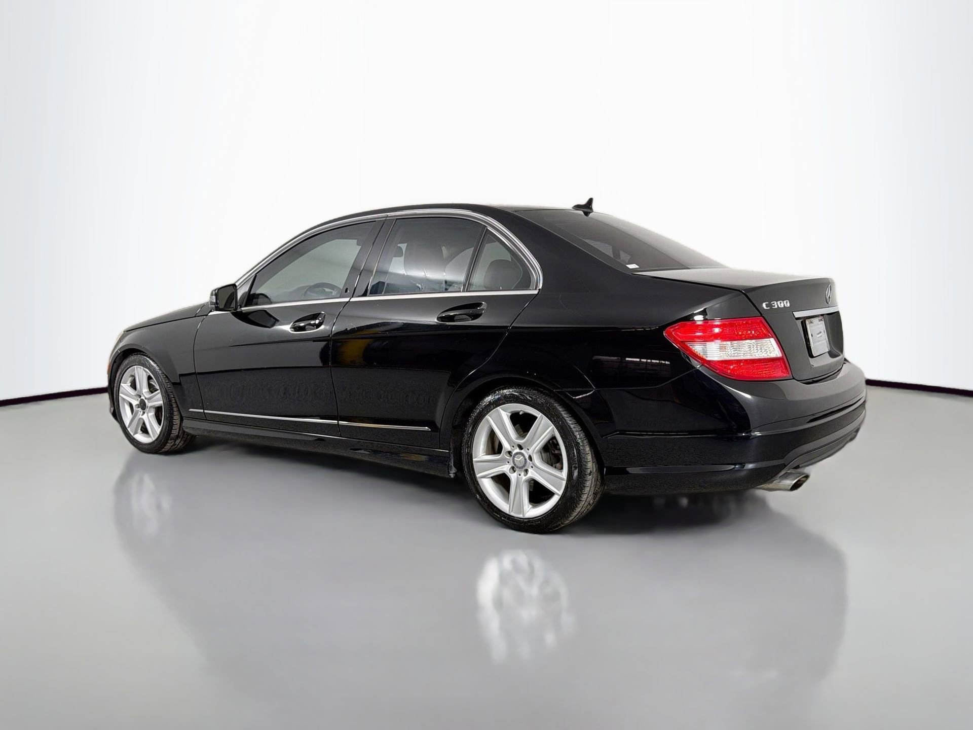 Used 2010 Mercedes-Benz C 300 Sedan image 8