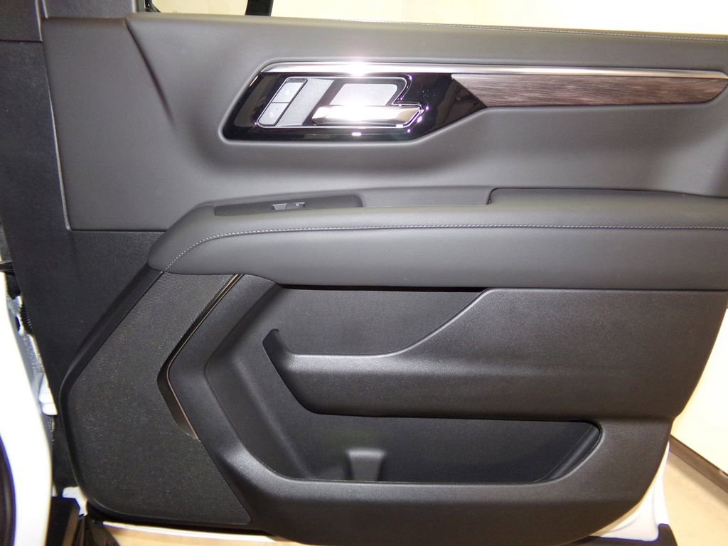 New 2025 Chevrolet Suburban LS image 7