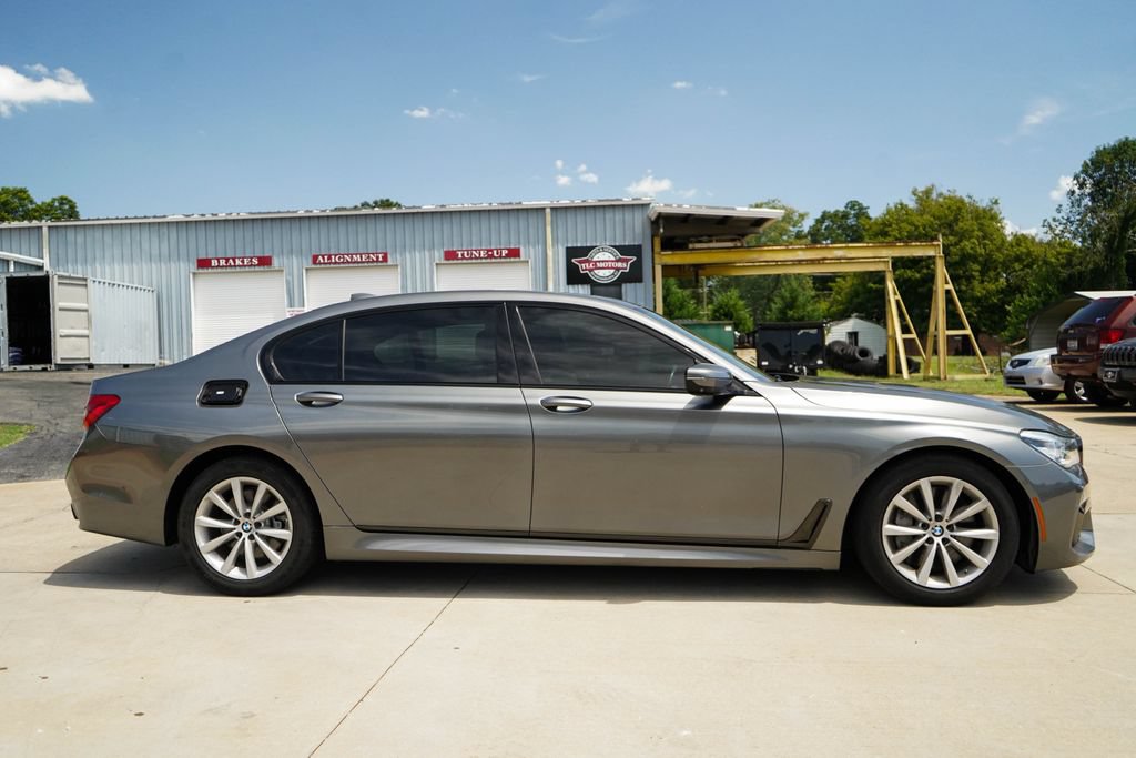 Used 2019 BMW 750i w/ Executive Package RWD image 3