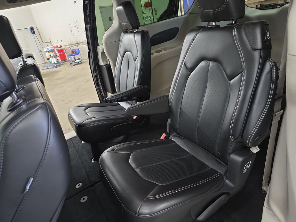 Certified 2023 Chrysler Pacifica Touring-L FWD image 16