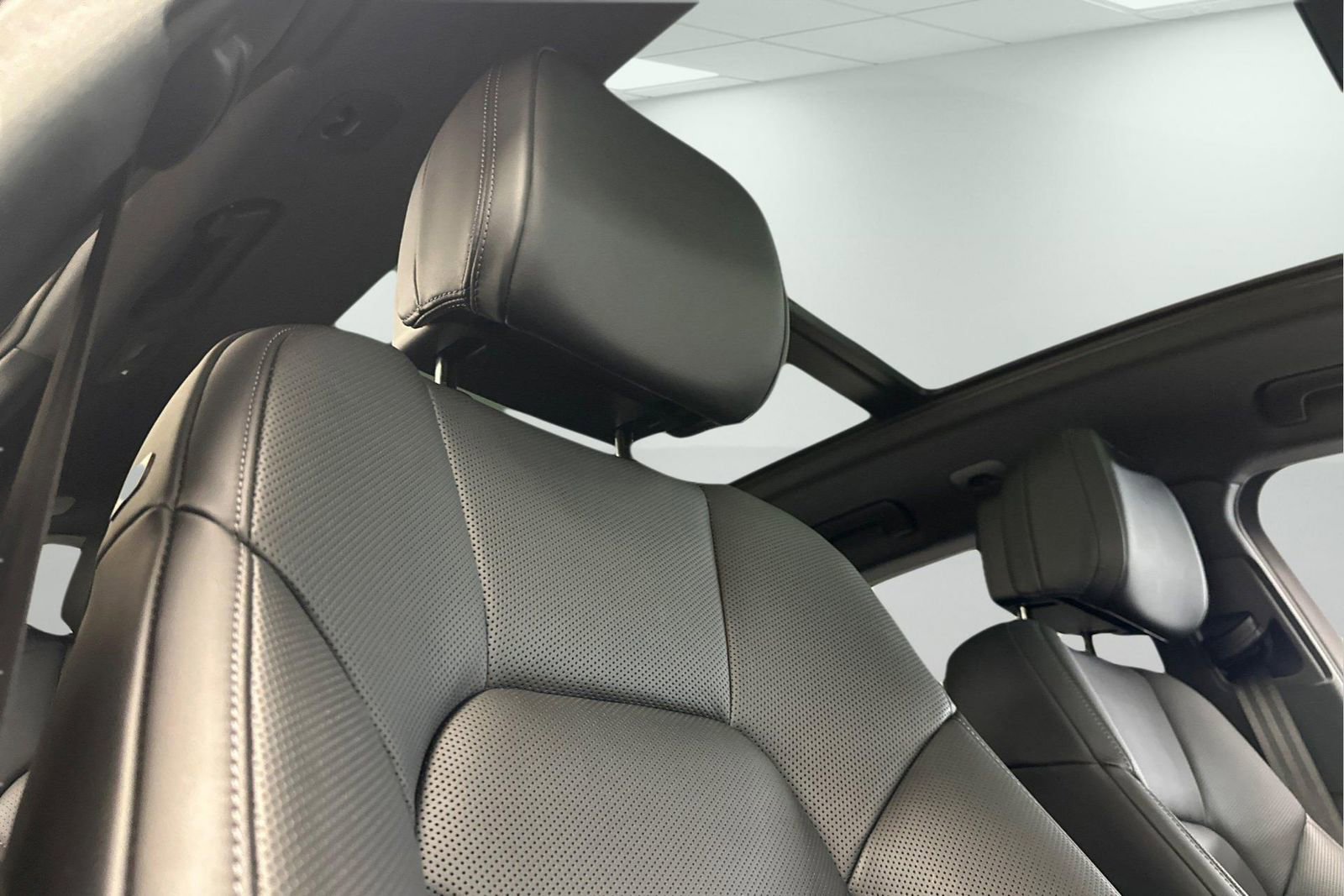 New 2025 Porsche Macan image 18