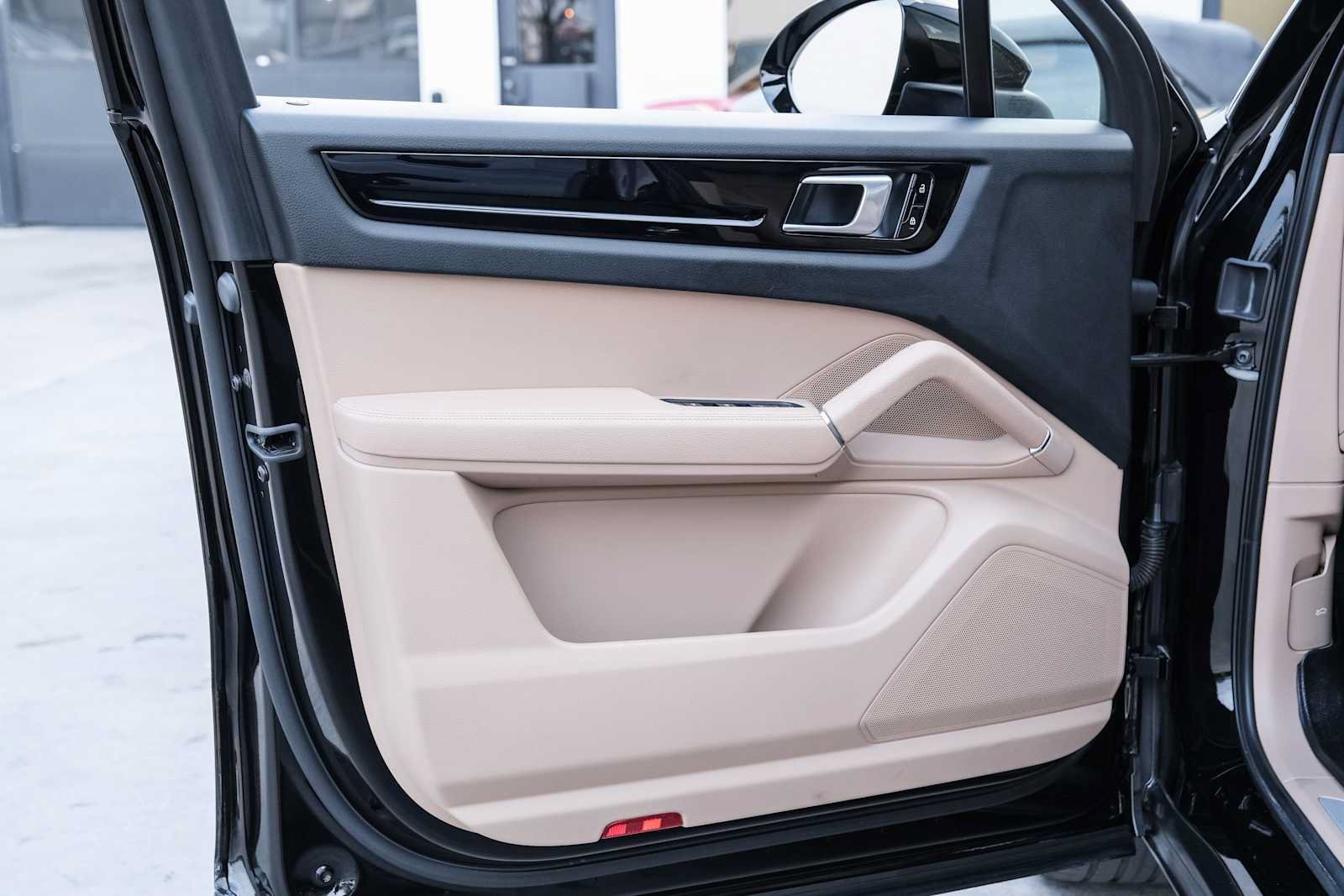 Used 2019 Porsche Cayenne AWD/4WD image 32