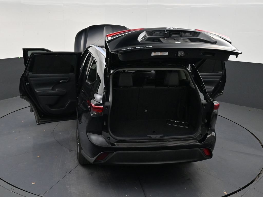 Used 2021 Toyota Highlander XLE FWD image 32