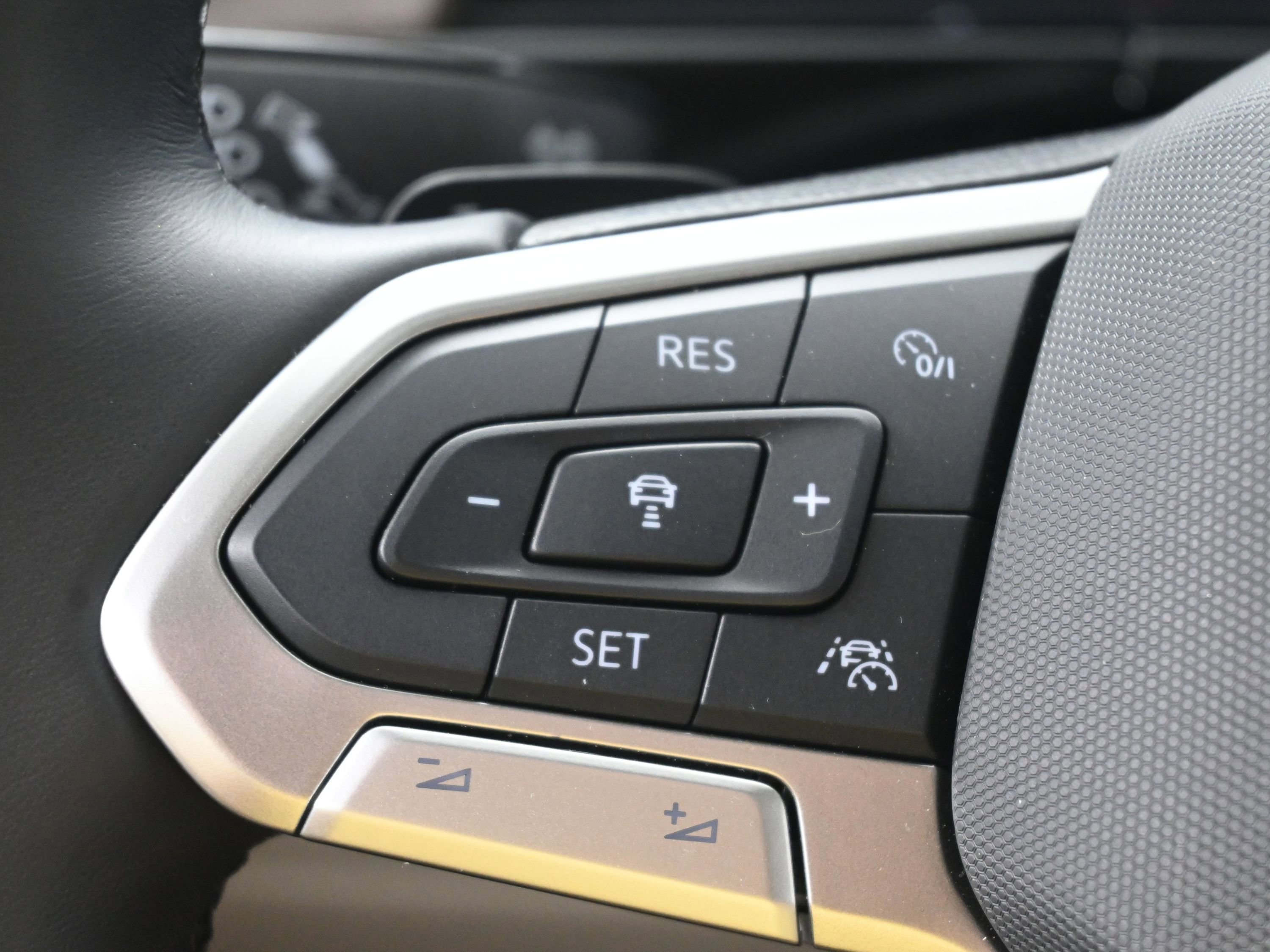 Used 2025 Volkswagen Atlas SEL Premium R-Line image 20