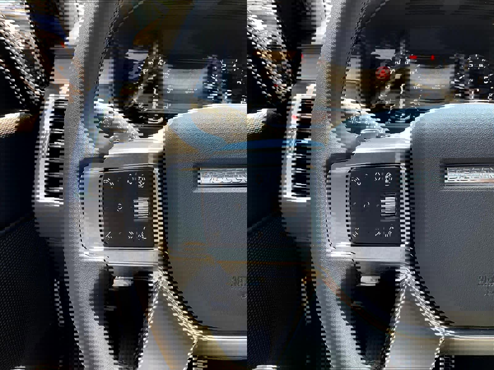 New 2025 Land Rover Discovery Dynamic SE image 17