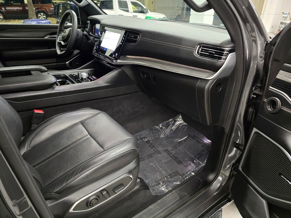 Used 2023 Jeep Wagoneer L Series III w/ Preferred Equipment Group image 36