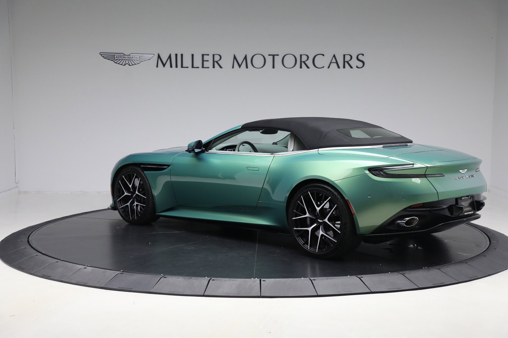 Used 2025 Aston Martin DB12 Convertible RWD image 16