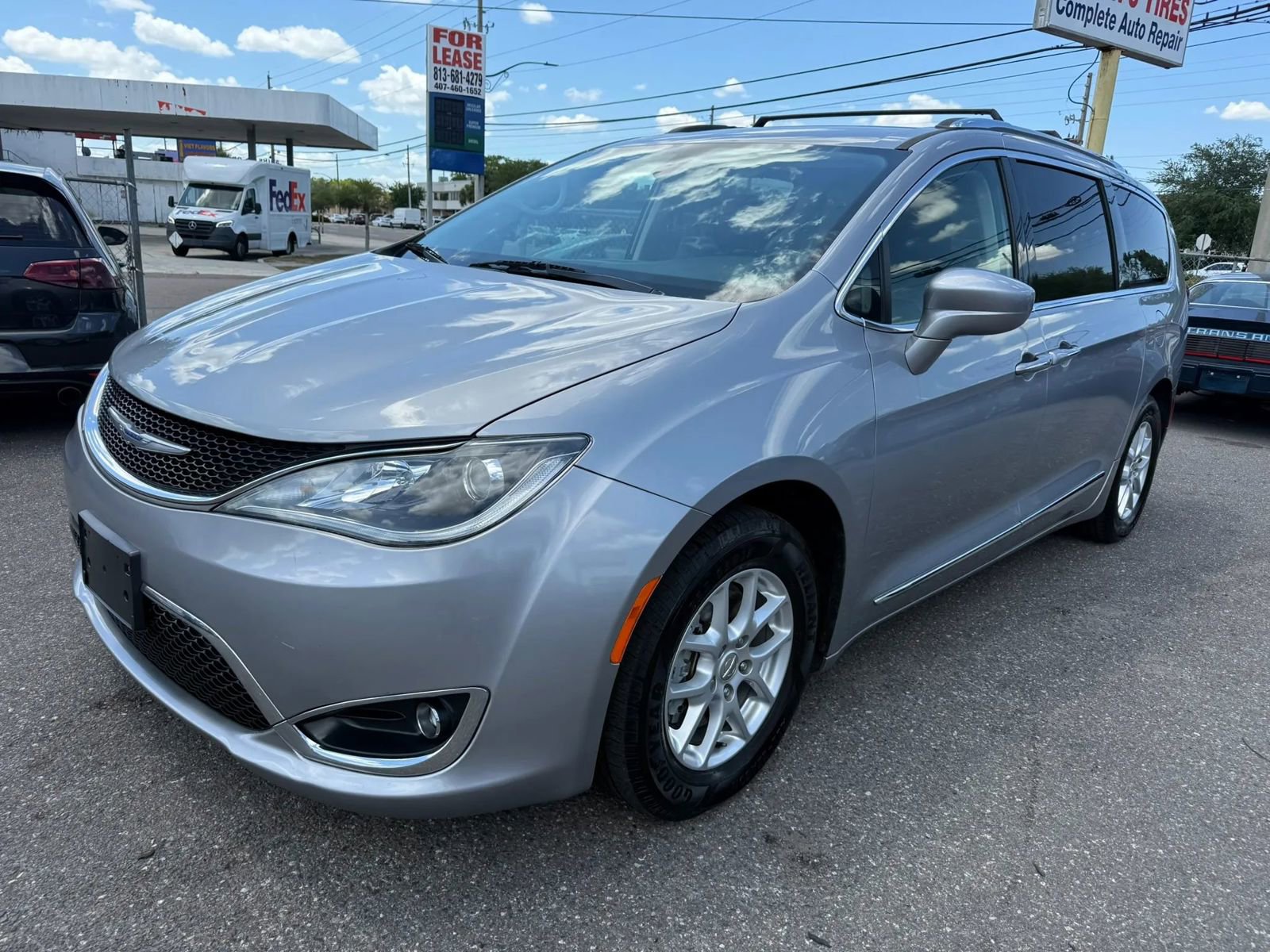 Used 2020 Chrysler Pacifica Touring-L FWD image 1