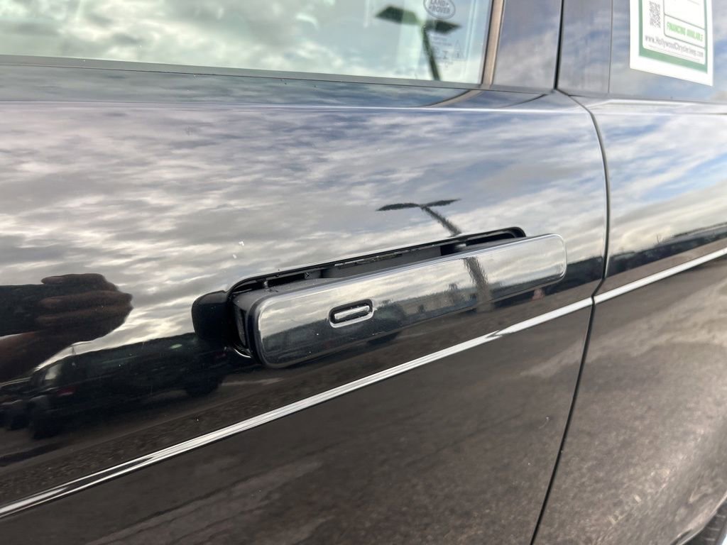 Used 2020 Land Rover Range Rover Evoque SE image 20