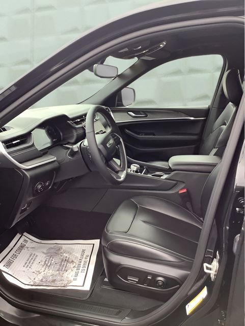 Certified 2024 Jeep Grand Cherokee Limited image 30