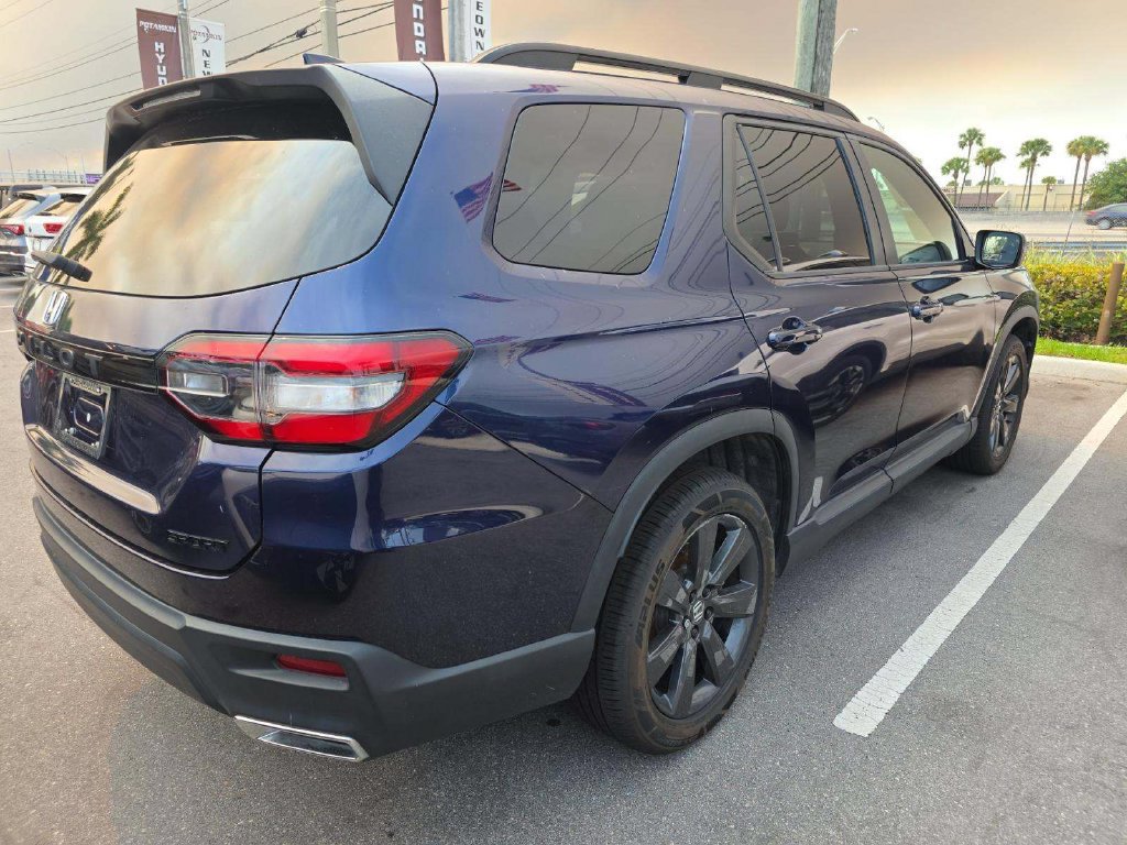 Used 2023 Honda Pilot Sport image 2