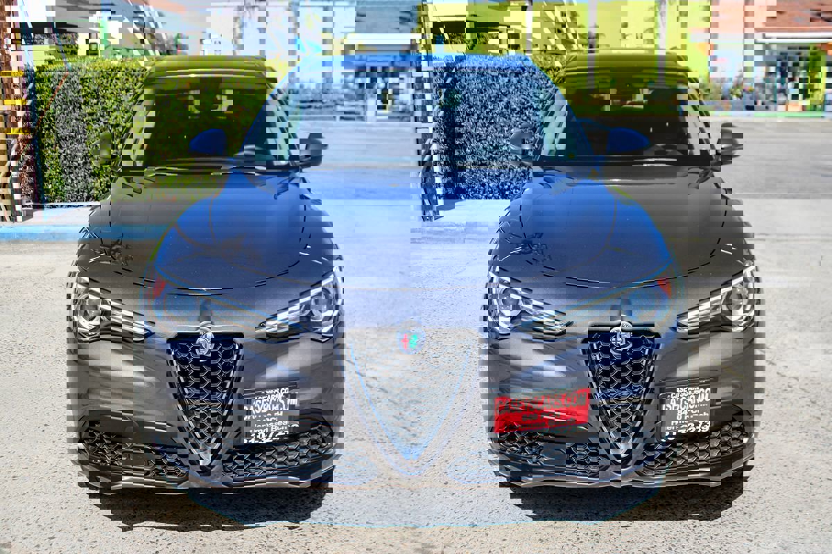 Used 2018 Alfa Romeo Stelvio AWD image 9