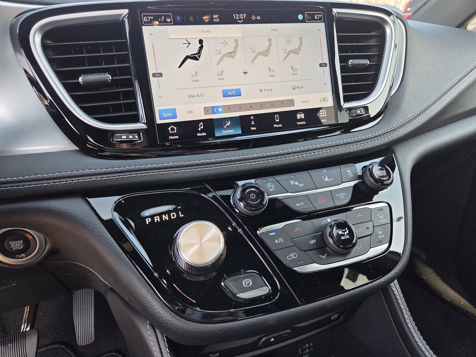 New 2026 Chrysler Pacifica Limited w/ Uconnect Theater Family Group image 7