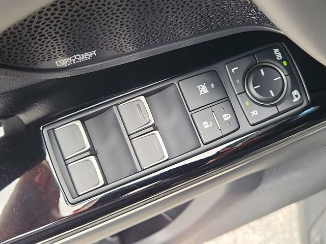 Used 2024 Lexus LX 600 4WD w/ Premium Package image 24