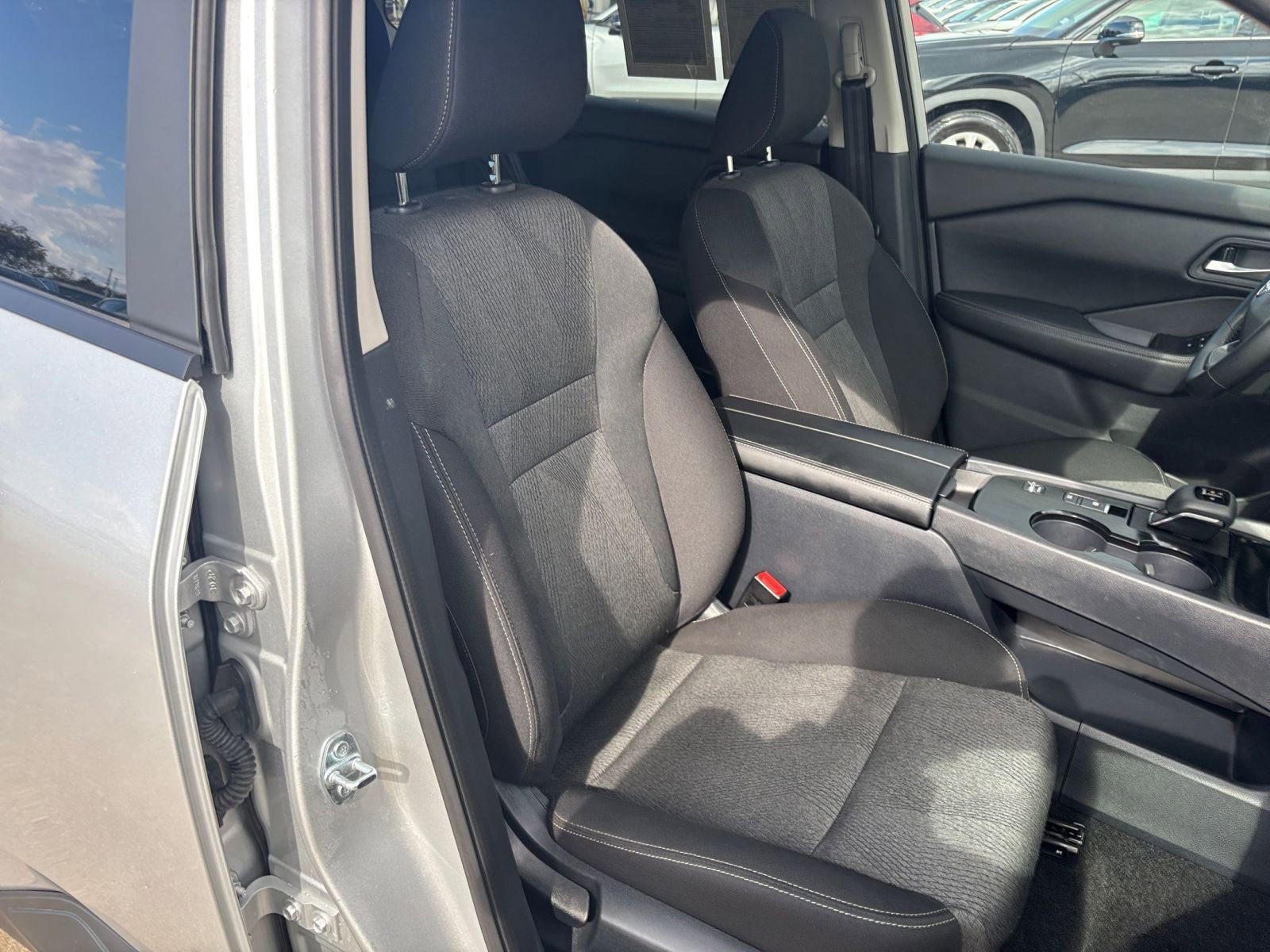 Used 2025 Nissan Rogue SV image 37