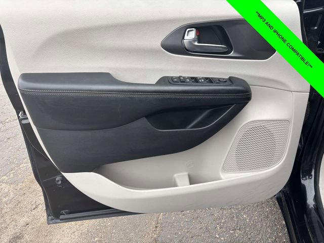 Used 2020 Chrysler Pacifica Touring image 9