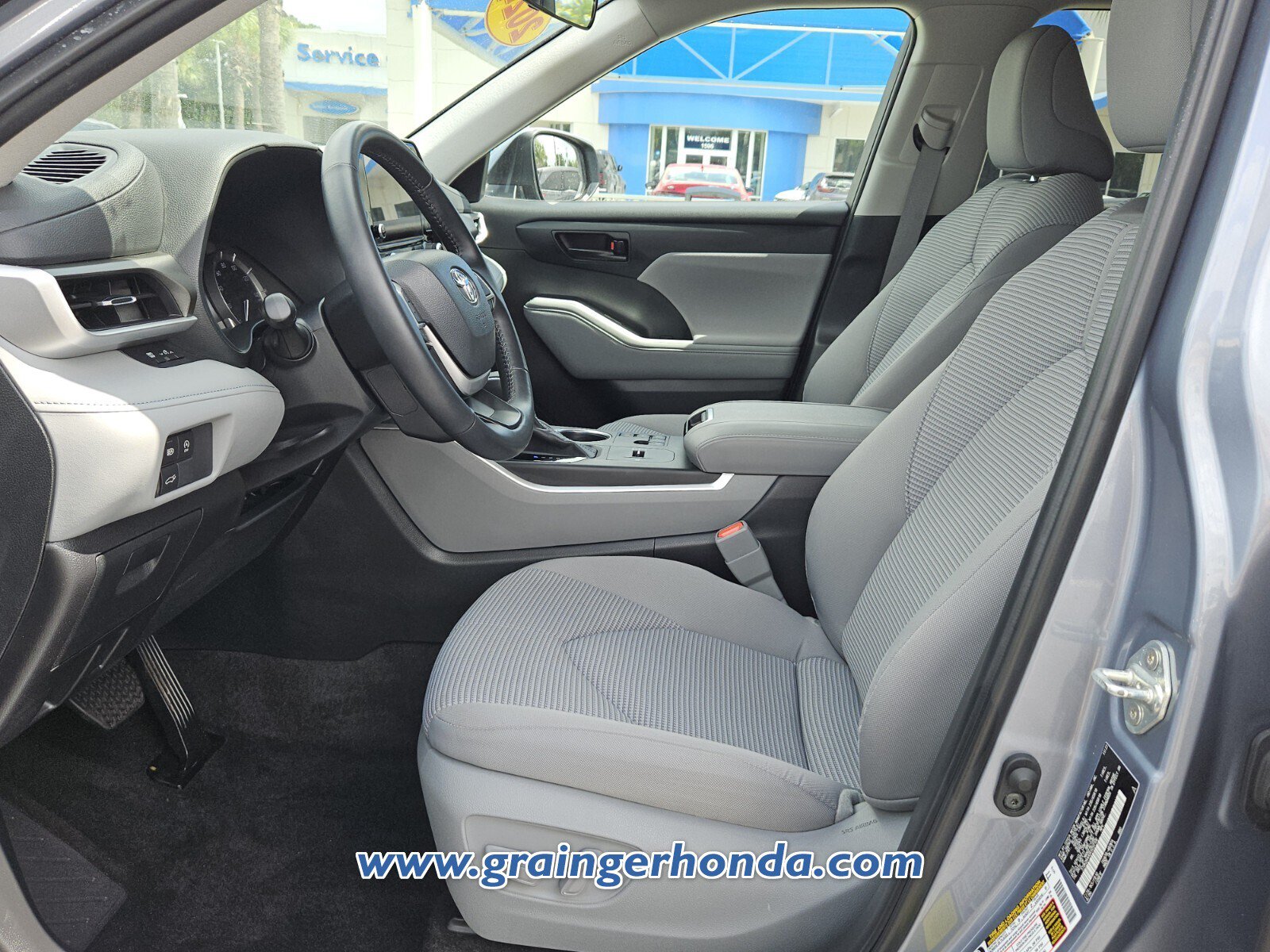 Used 2024 Toyota Highlander LE FWD image 10