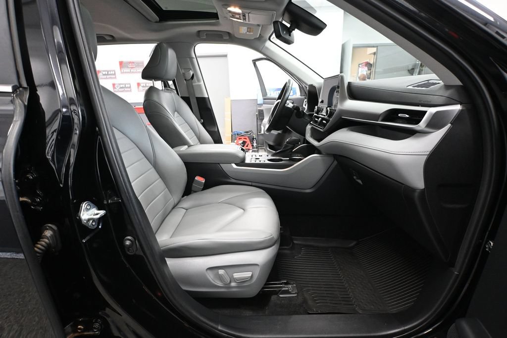 Used 2023 Toyota Highlander XLE AWD/4WD image 41