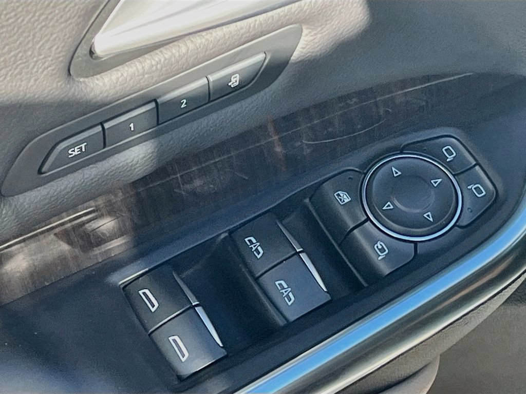 Used 2025 Cadillac XT4 Premium Luxury w/ Technology Package AWD/4WD image 18