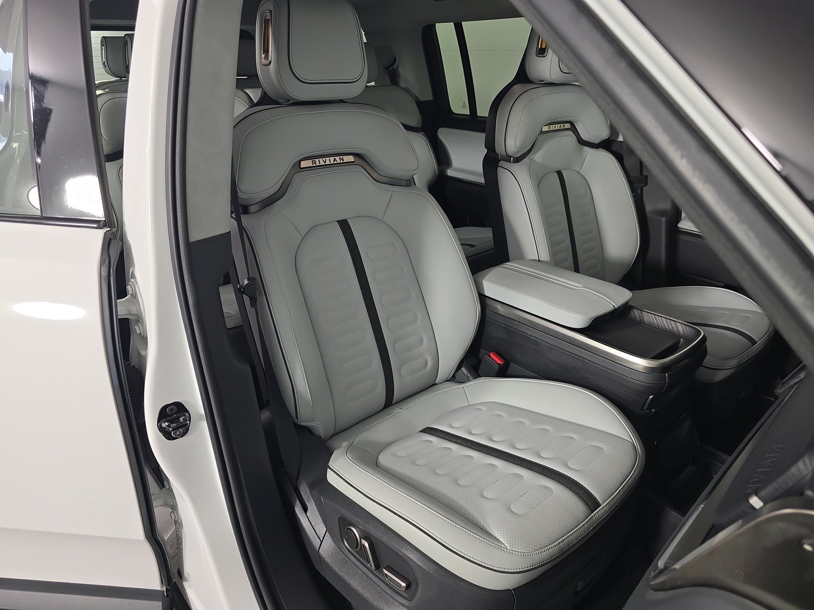 Used 2024 Rivian R1S Adventure AWD/4WD image 24