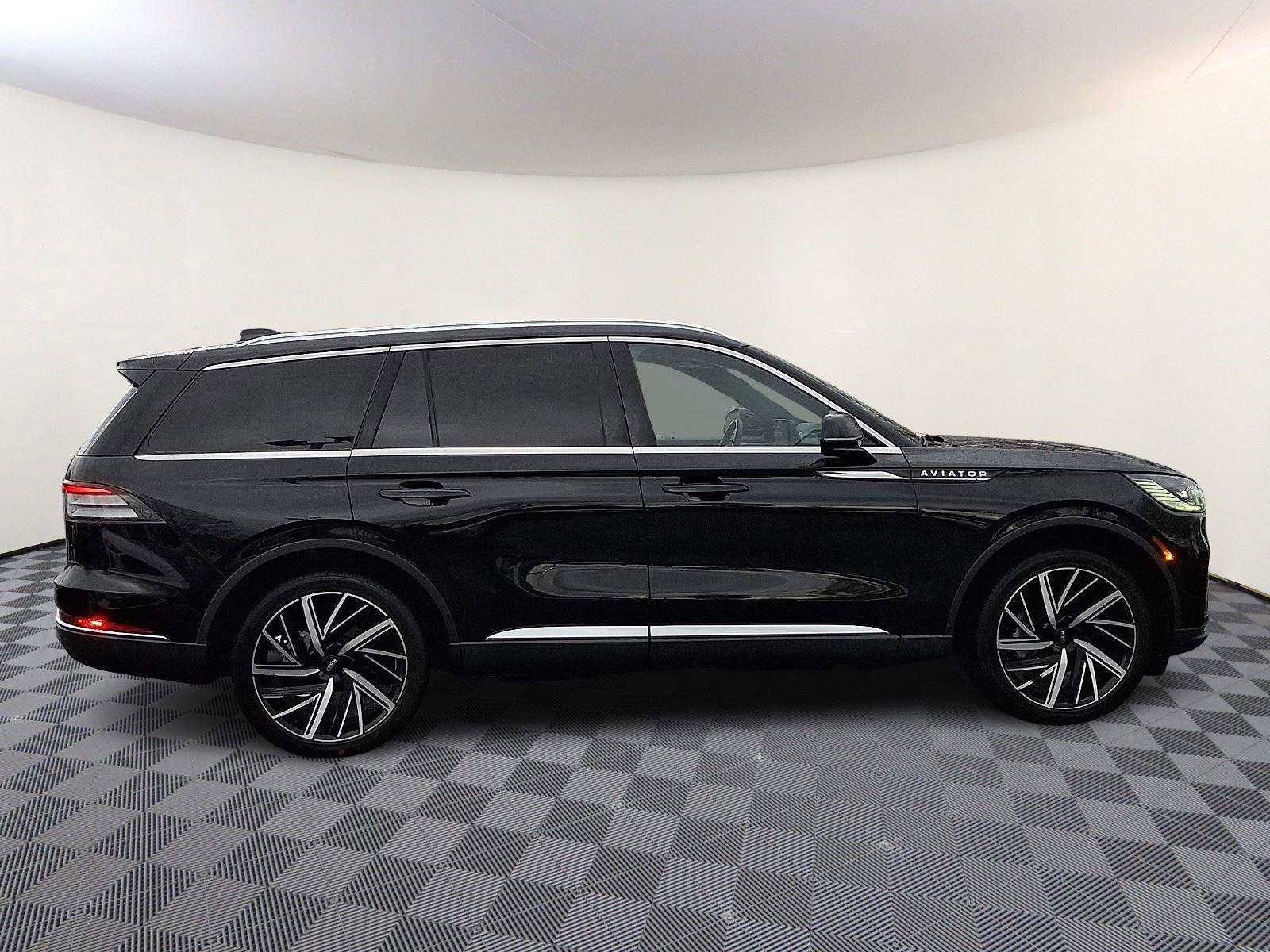 Used 2025 Lincoln Aviator Reserve w/ Equipment Group 201A image 7