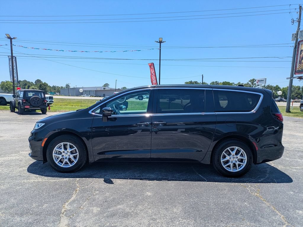 Used 2023 Chrysler Pacifica Touring-L FWD image 4