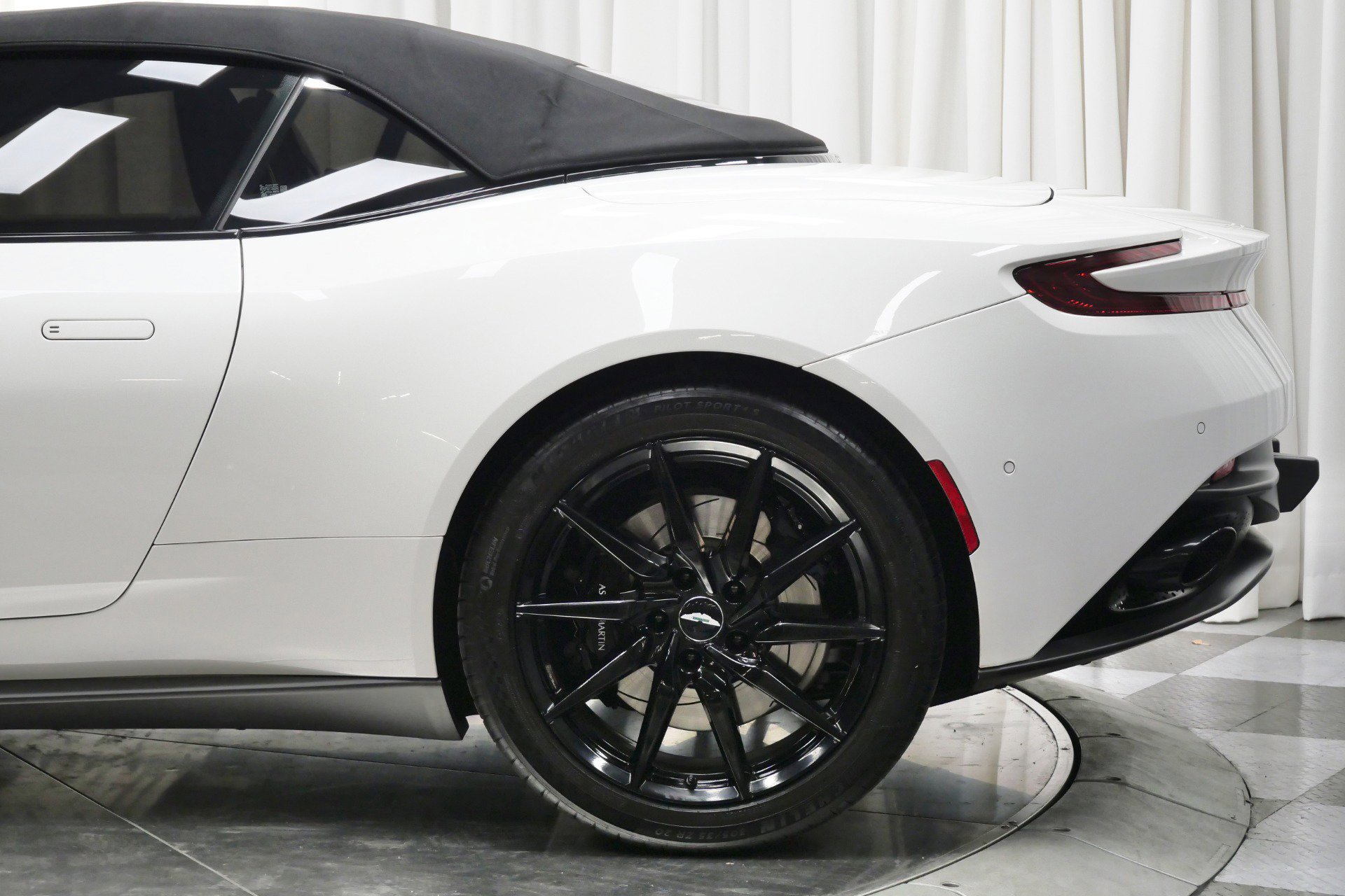 Used 2019 Aston Martin DB11 Volante image 40