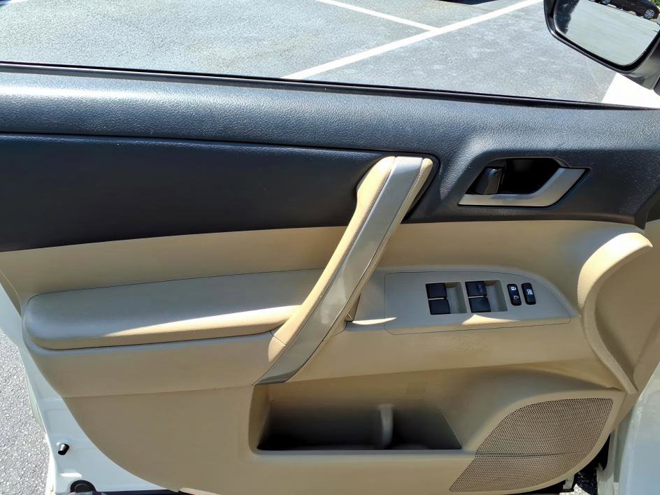 Used 2011 Toyota Highlander SE w/ Tow Pkg FWD image 16