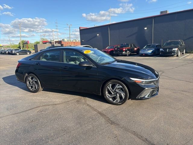 Used 2025 Hyundai Elantra SEL FWD image 2