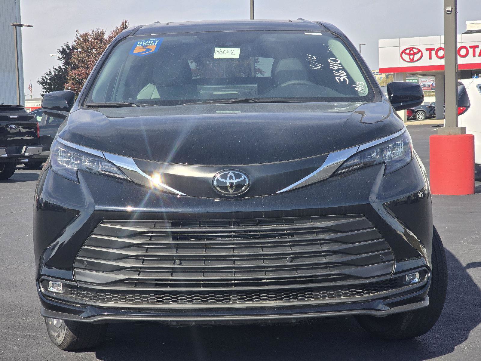 Used 2026 Toyota Sienna XLE FWD image 2
