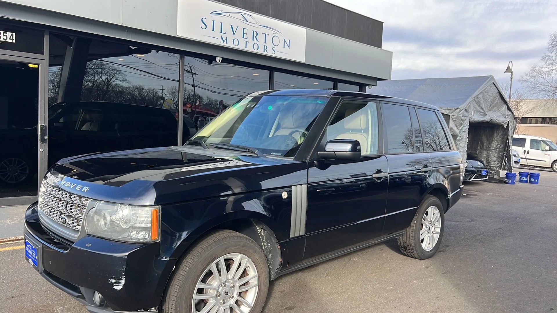 Used 2010 Land Rover Range Rover HSE image 2