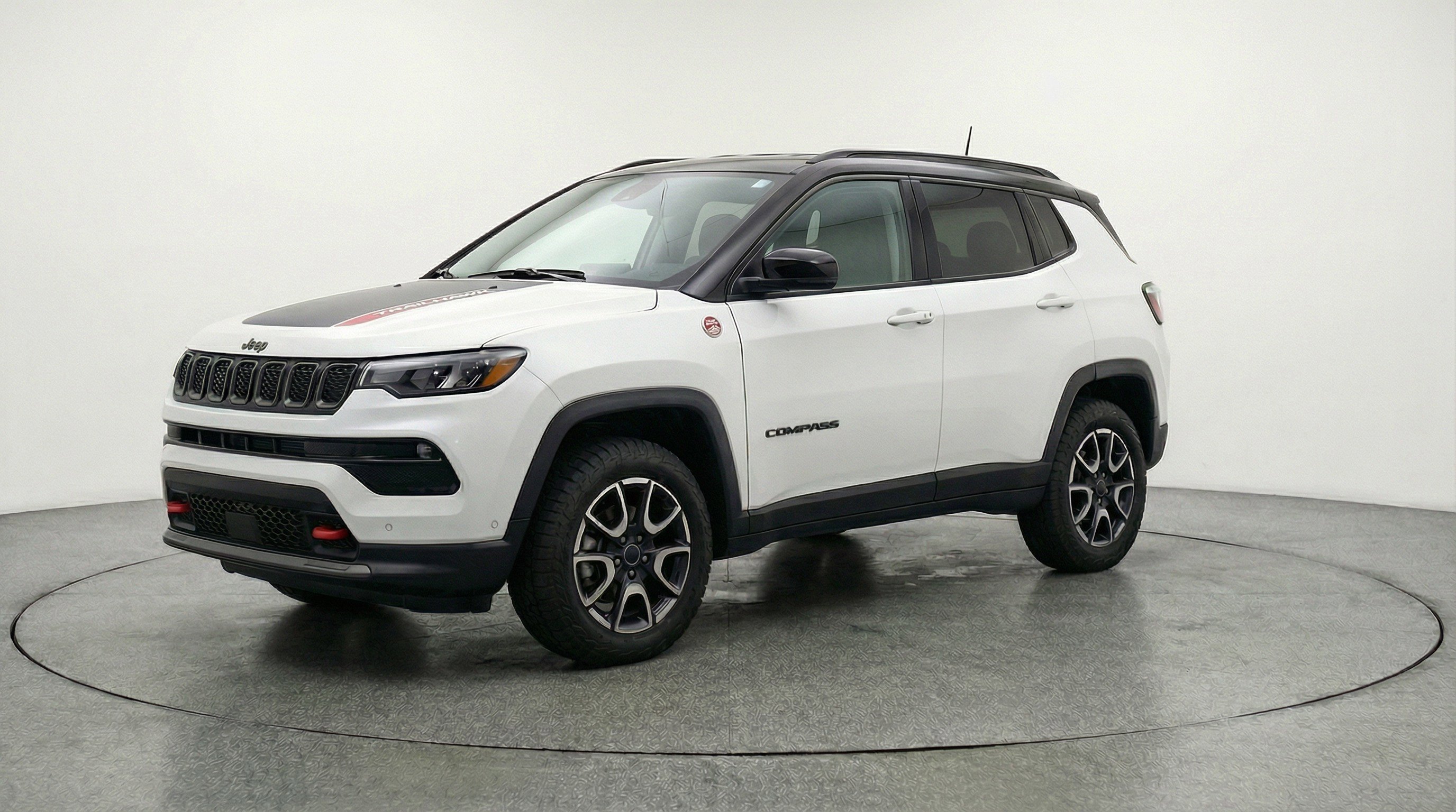 Used 2025 Jeep Compass Trailhawk AWD/4WD image 3