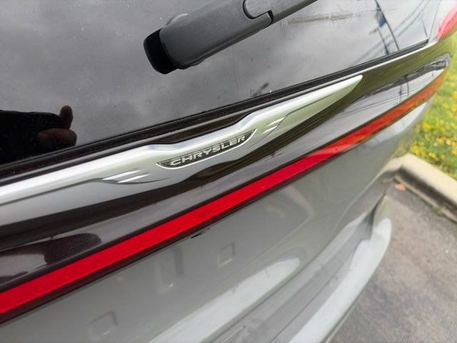 Used 2023 Chrysler Pacifica Touring-L FWD image 44