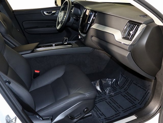 Used 2025 Volvo XC60 B5 Plus image 34