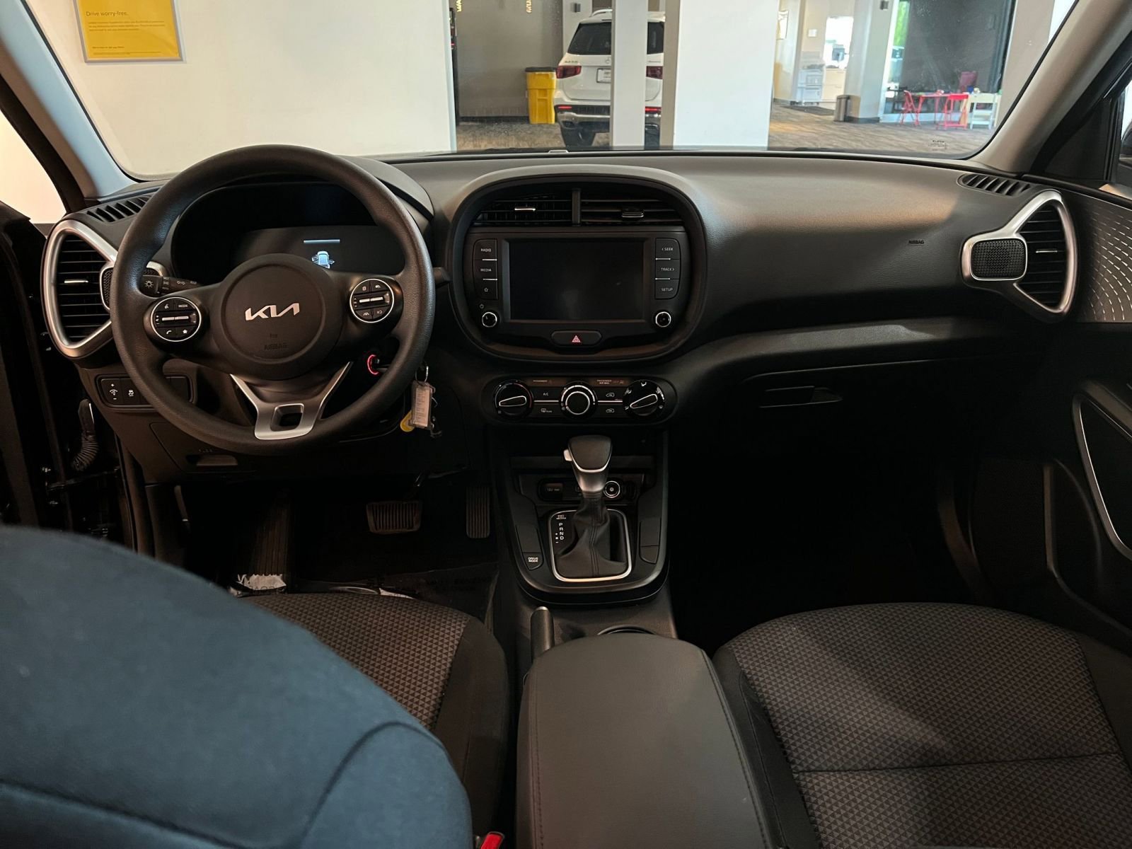 Used 2025 Kia Soul LX w/ LX Technology Package FWD image 32