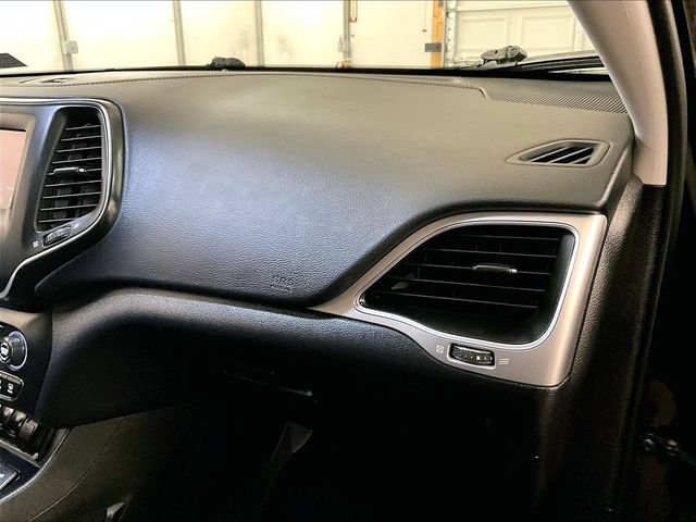 Used 2019 Jeep Cherokee Latitude AWD/4WD image 15