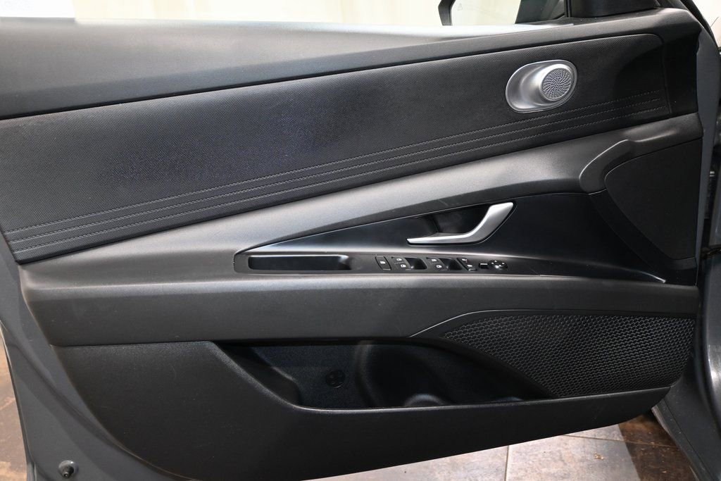 Used 2025 Hyundai Elantra SE image 17