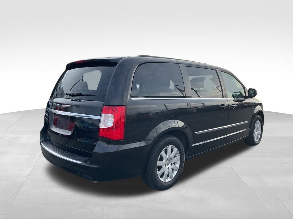 Used 2014 Chrysler Town & Country Touring image 4
