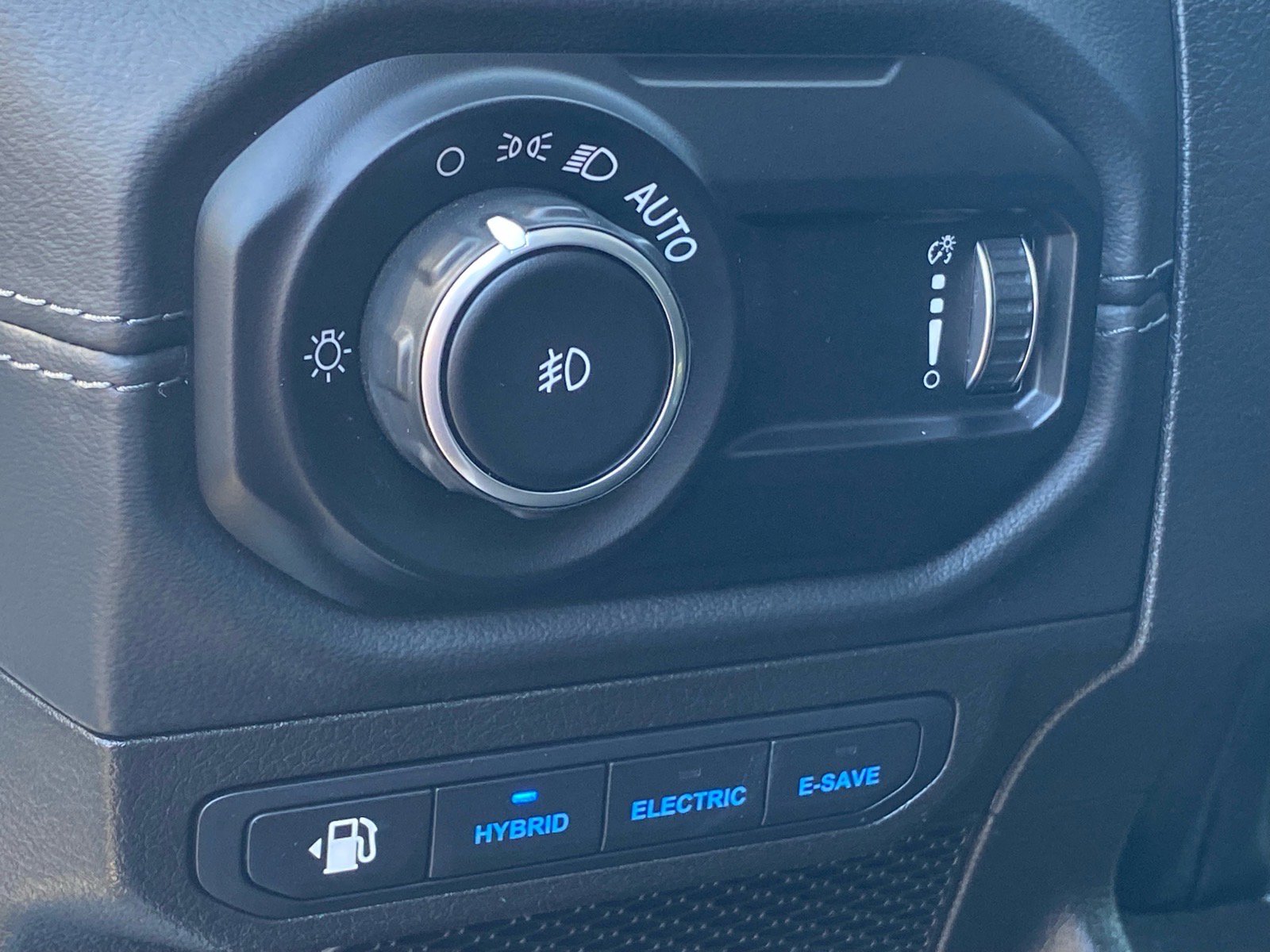 Used 2024 Jeep Wrangler Unlimited Sahara AWD/4WD image 16