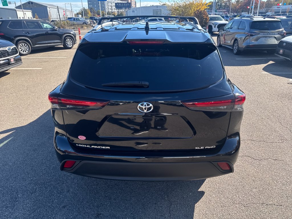 Used 2024 Toyota Highlander XLE AWD/4WD image 6